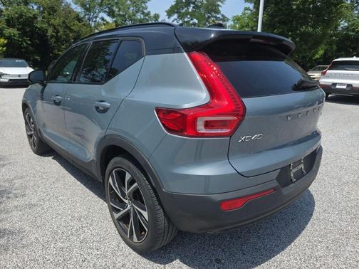 Gray Metallic 2022 Volvo XC40 T5 R-Design