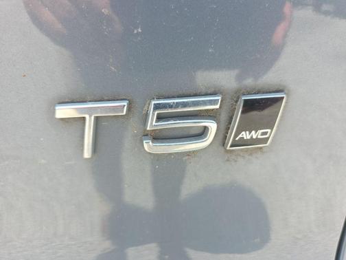 Gray Metallic 2022 Volvo XC40 T5 R-Design