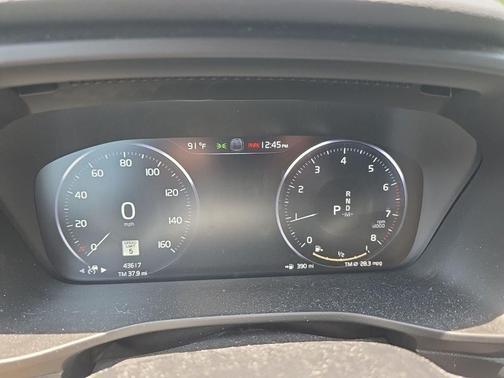 Gray Metallic 2022 Volvo XC40 T5 R-Design