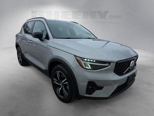 2023 Volvo XC40 B5 Plus Dark Theme