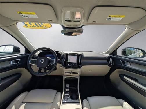 2023 Volvo XC40 B5 Plus Dark Theme