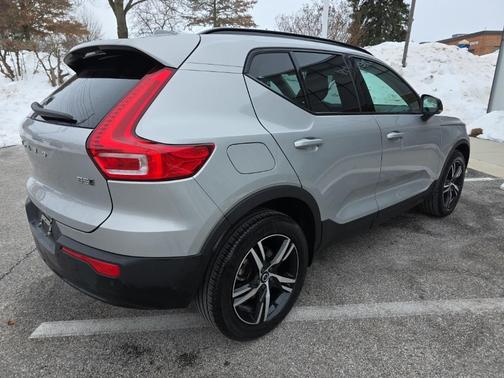 2023 Volvo XC40 B5 Plus Dark Theme