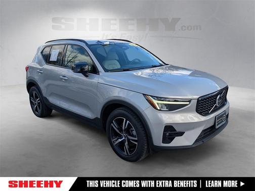 2023 Volvo XC40 B5 Plus Dark Theme