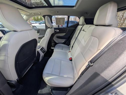 2023 Volvo XC40 B5 Plus Dark Theme