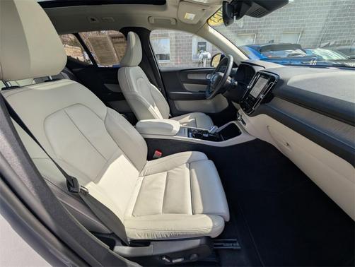 2023 Volvo XC40 B5 Plus Dark Theme