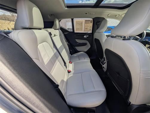 2023 Volvo XC40 B5 Plus Dark Theme