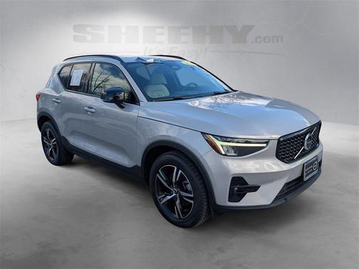 2023 Volvo XC40 B5 Plus Dark Theme