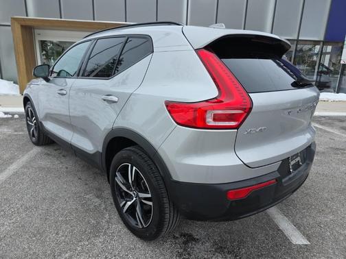 2023 Volvo XC40 B5 Plus Dark Theme