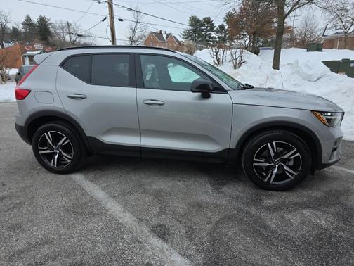2023 Volvo XC40 B5 Plus Dark Theme