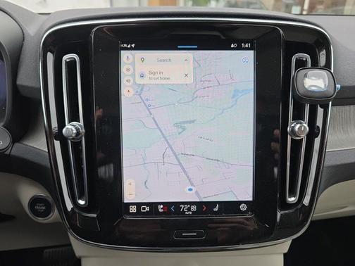 2023 Volvo XC40 B5 Plus Dark Theme