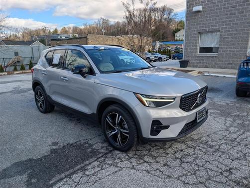 2023 Volvo XC40 B5 Plus Dark Theme
