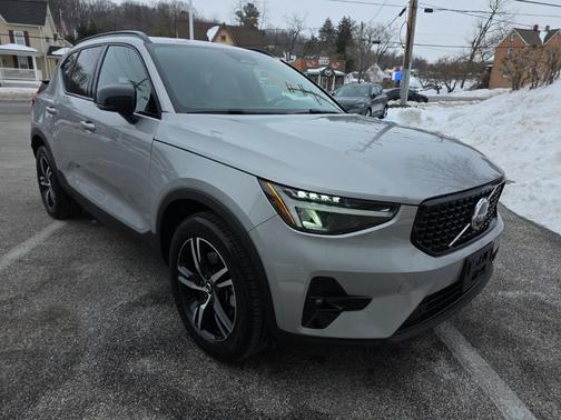 2023 Volvo XC40 B5 Plus Dark Theme