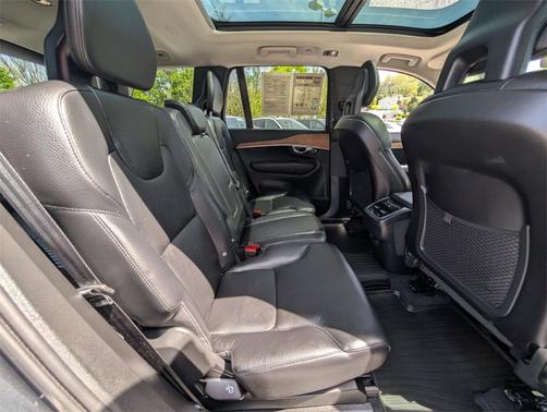 2022 Volvo XC90 T6 Momentum 7 Passenger
