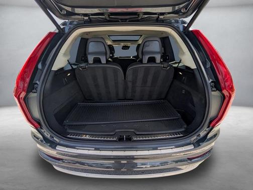 2022 Volvo XC90 T6 Momentum 7 Passenger