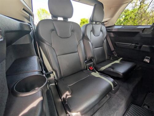 2022 Volvo XC90 T6 Momentum 7 Passenger