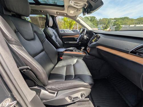 2022 Volvo XC90 T6 Momentum 7 Passenger