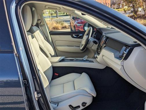 2025 Volvo XC60 B5 Ultra