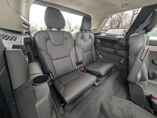 Bright 2026 Volvo XC90 B6 Ultra Dark Theme 6-Seater