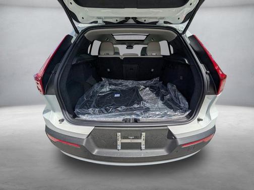 2025 Volvo XC40 B5 Plus Bright Theme