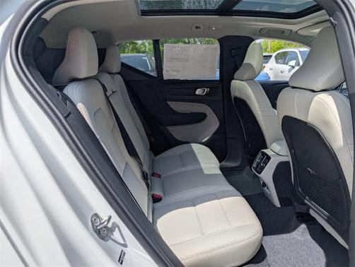 2025 Volvo XC40 B5 Plus Bright Theme