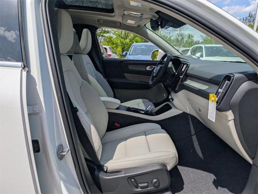 2025 Volvo XC40 B5 Plus Bright Theme