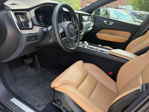 2023 Volvo XC60 B5 Ultimate Bright Theme