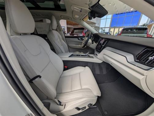 2025 Volvo XC60 B5 Ultra