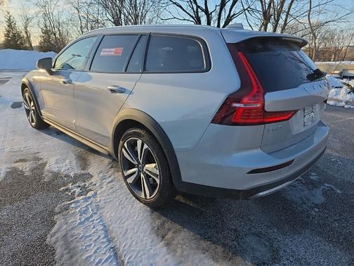 2025 Volvo V60 Cross Country B5 Plus