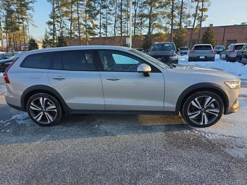 2025 Volvo V60 Cross Country B5 Plus