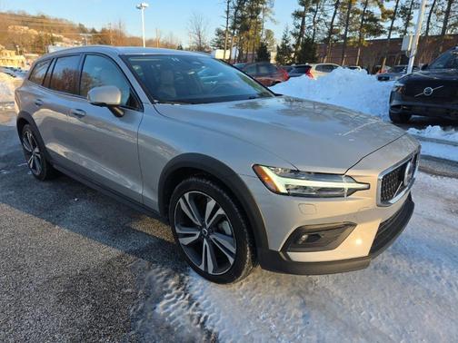 2025 Volvo V60 Cross Country B5 Plus