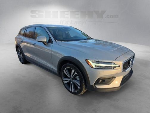 2025 Volvo V60 Cross Country B5 Plus