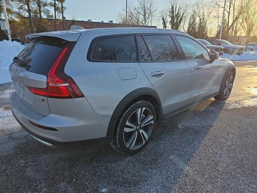 2025 Volvo V60 Cross Country B5 Plus