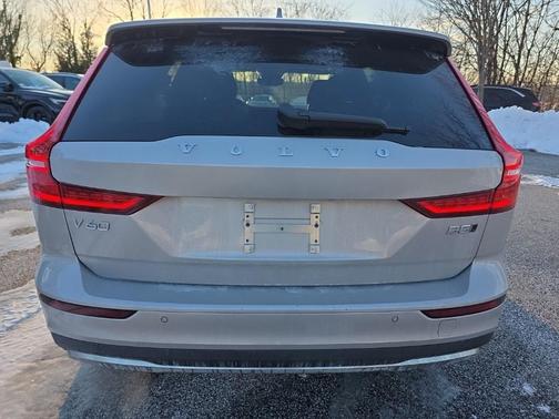 2025 Volvo V60 Cross Country B5 Plus