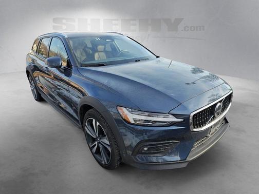 2025 Volvo V60 Cross Country B5 Plus