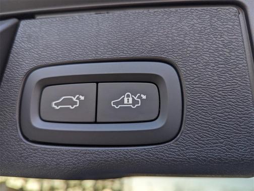 2025 Volvo XC60 Plug-In Hybrid T8 Plus