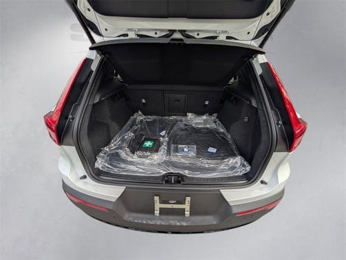 2026 Volvo XC40 B4 Plus