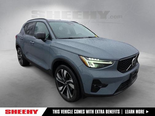 2023 Volvo XC40 B5 Plus Dark Theme