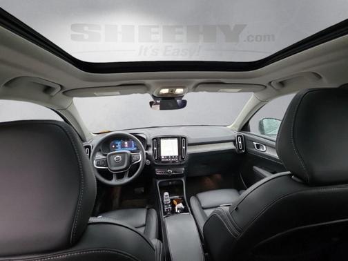 2023 Volvo XC40 B5 Plus Dark Theme