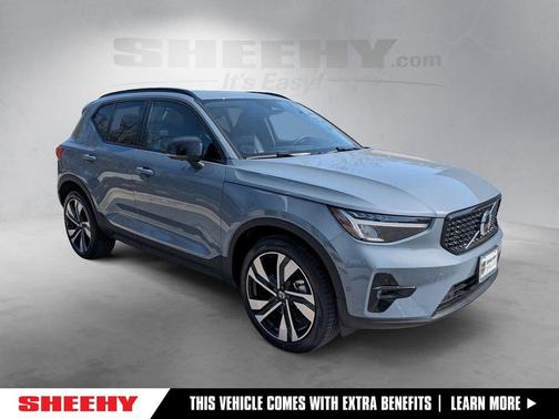Thunder Gray Metallic 2023 Volvo XC40 B5 Plus Dark Theme