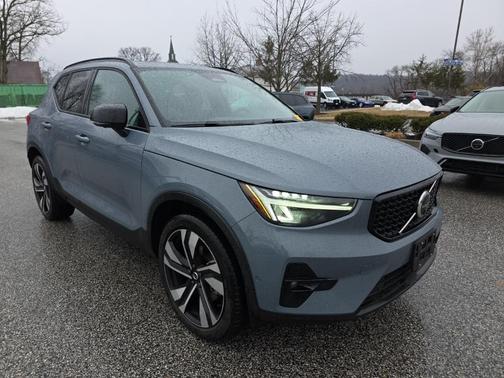 2023 Volvo XC40 B5 Plus Dark Theme