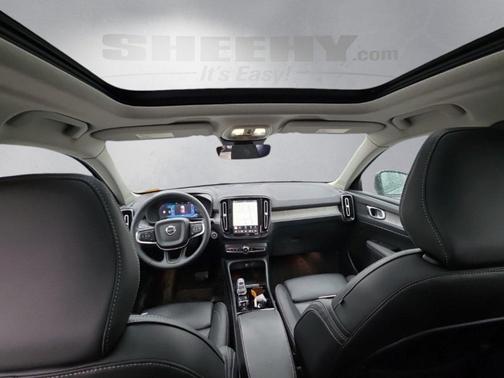 2023 Volvo XC40 B5 Plus Dark Theme