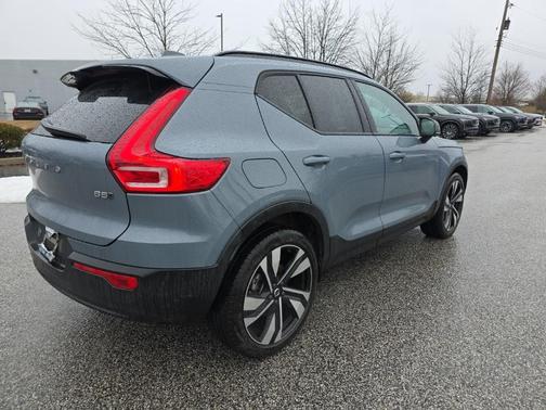 2023 Volvo XC40 B5 Plus Dark Theme