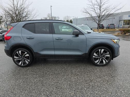 2023 Volvo XC40 B5 Plus Dark Theme