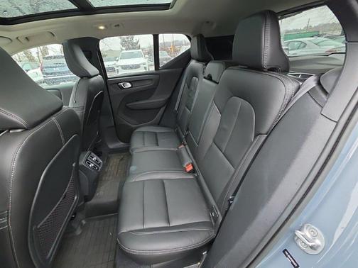 2023 Volvo XC40 B5 Plus Dark Theme