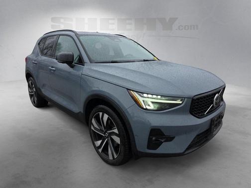 2023 Volvo XC40 B5 Plus Dark Theme