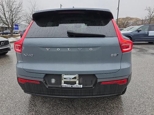 2023 Volvo XC40 B5 Plus Dark Theme