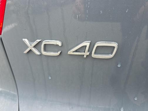 2023 Volvo XC40 B5 Plus Dark Theme