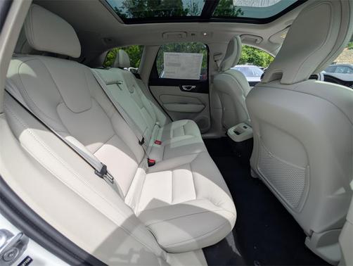 2025 Volvo XC60 B5 Plus
