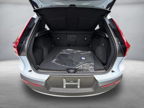 2025 Volvo XC40 B5 Ultra Bright Theme
