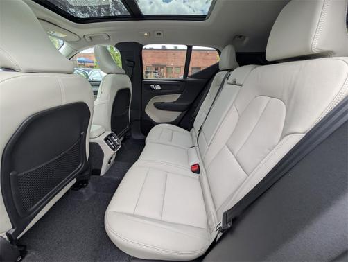2025 Volvo XC40 B5 Ultra Bright Theme